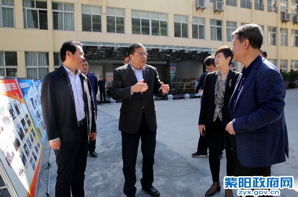 10月29日，陪同省委常委、秘书长卢建军在职教中心调研.jpg