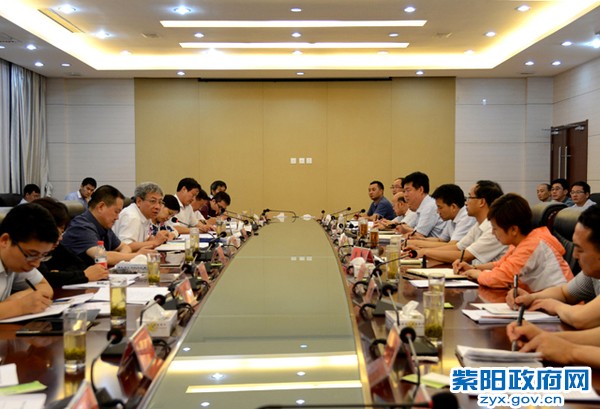 6月19，国务院扶贫办副主任欧青平来紫调研座谈会.jpg