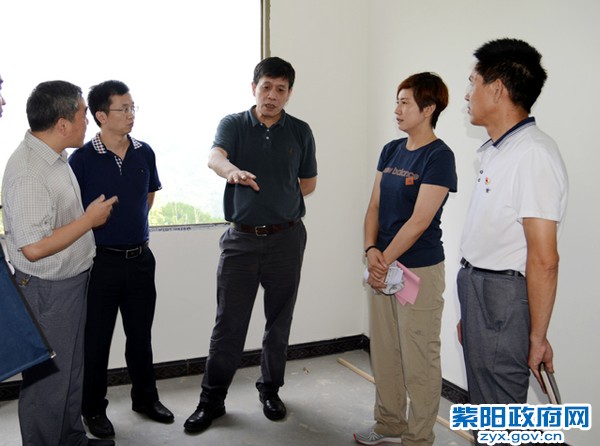 8月6日，国家发改委地区司副巡视员杨椠在蒿坪镇调研异地扶贫搬迁工作 (1).jpg