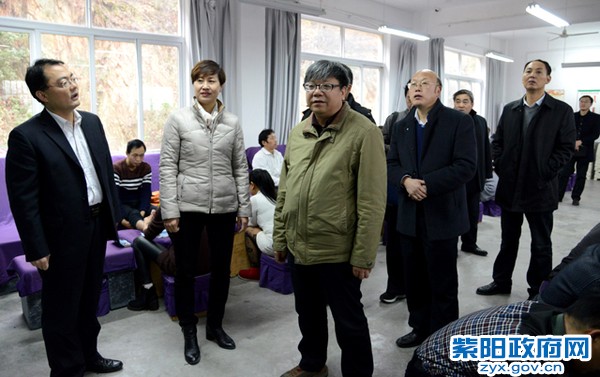 12月4日，陪同省政研室主任杨三省在劳动技能培训中心视察.jpg