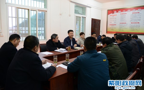 1月4日，到青中村调研脱贫攻坚座谈会.jpg