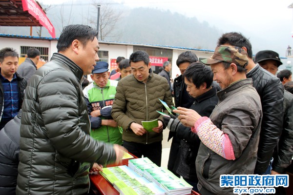 农民如饥似渴阅读科农业技术读本2.jpg
