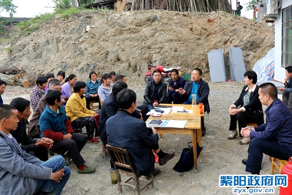 康主席在双安镇白马村三组召开群众会1.jpg