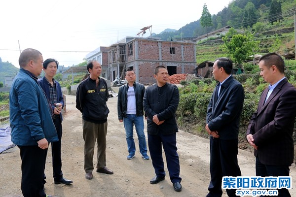 康主席在蒿坪双胜村指导脱贫攻坚.jpg