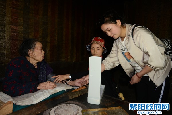 紫阳健康扶贫：5月8日，紫阳县医院妇产科医生朱文巧为包联贫困户李国珍测量血压.JPG