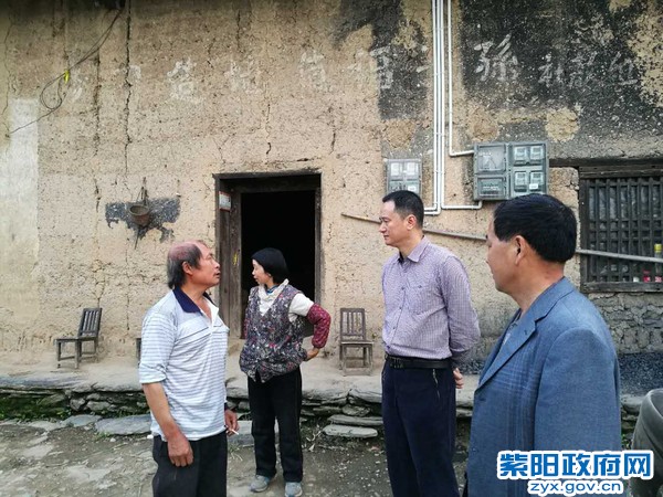 4【图片】5月9日，田鑫到蒿坪镇全兴村检查指导脱贫攻坚工作.jpg
