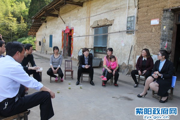 1【图片】4 月28日，陈莲在蒿坪镇调研指导脱贫攻坚工作.JPG