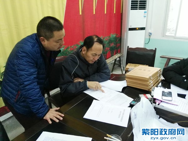 3【图片】4月25日，罗云忠到洞河镇云峰村检查指导脱贫攻坚工作.jpg