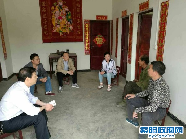 贾学勇在中良村调研脱贫攻坚.jpg