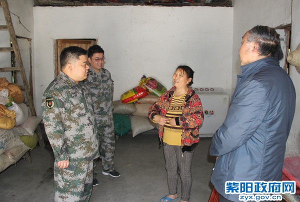 杨平在铁佛村走访贫困户0.jpg