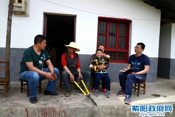 干部入户摸底.JPG
