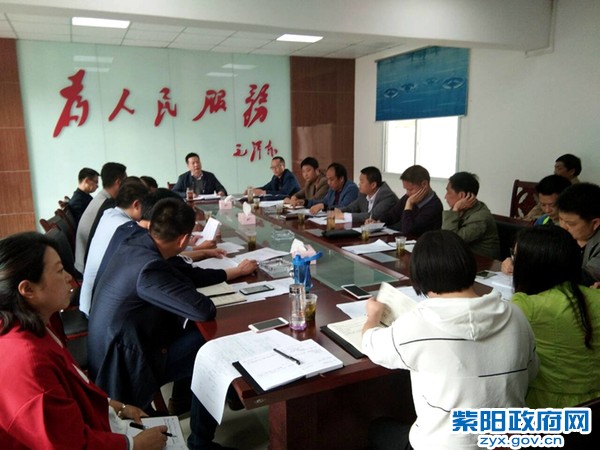 谭书记主持召开贫困户审定研判会_副本.jpg
