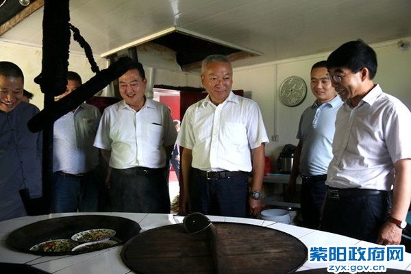 陈勇查看高明忠改厨情况.jpg