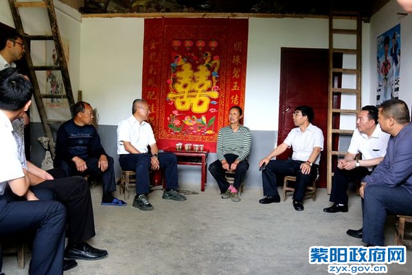 陈勇与贫困户毛从青促膝交谈.jpg