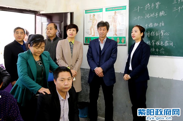 11月2日，陪同省扶贫办副主任孙云峰在职业技术学校调研.jpg