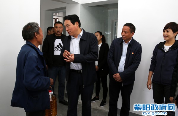 看望贫困户陈平忠.jpg