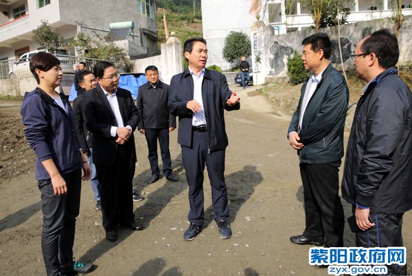 10月14日，陪同市长赵俊民在瓦庙镇移民搬迁安置点调研.jpg