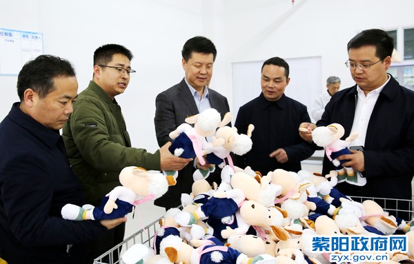 3月13日，在毛坝镇迪鑫毛绒玩具新社区工厂检查调研.jpg