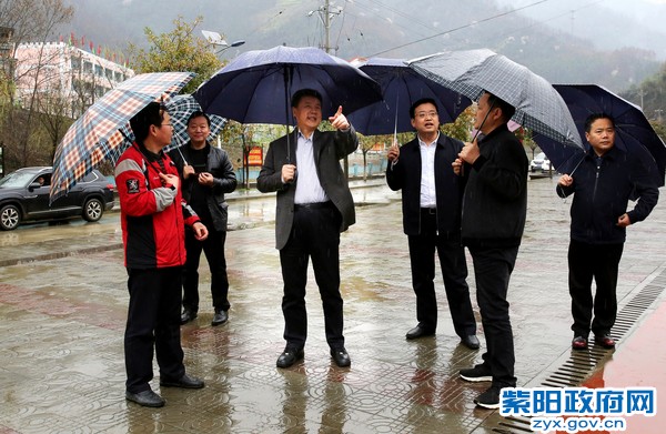 3月13日，在东木镇检查移民搬迁工作副本.jpg