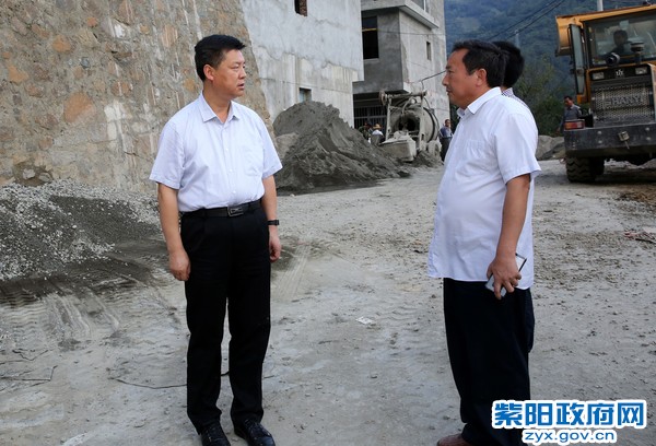 9月26日，在向阳镇天生桥暗访检查易地扶贫搬迁工作1.jpg