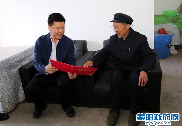 11月13日，在城关镇双坪村看望慰问老党员杨朝明.jpg
