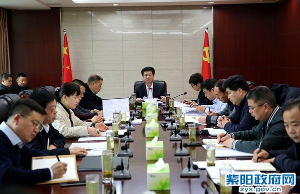 2月26日，主持召开县委常委会扩大会议.jpg