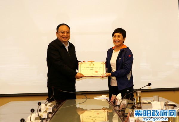 3月30日，为西安建筑科技大学副校长王树声颁发城乡规划顾问聘书.jpg