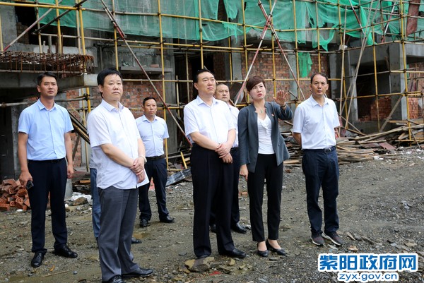 7月18日，陪同市委常委、常务副市长王刚在仁和千户移民安置社区调研.jpg