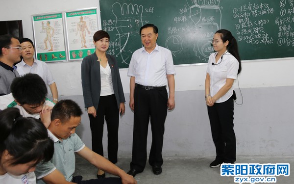 7月18日，陪同市委常委、常务副市长王刚在县职教中心调研.jpg