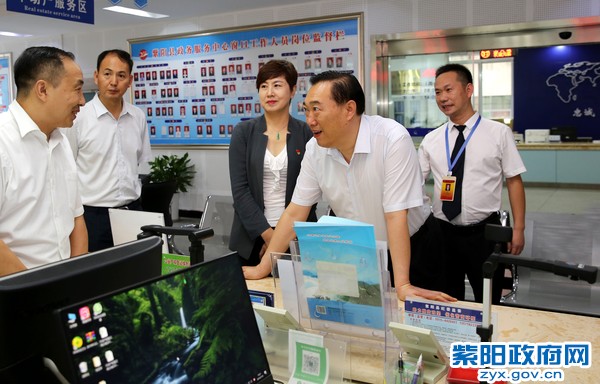 7月18日，陪同市委常委、常务副市长王刚在行政审批局不动产窗口调研.jpg