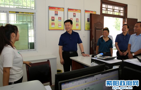 8月17日，在蒿坪镇狮子沟村看望慰问一线脱贫攻坚干部.jpg