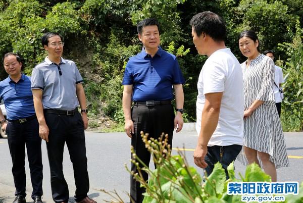 8月17日，在蒿坪镇东关村调研产业发展情况.jpg