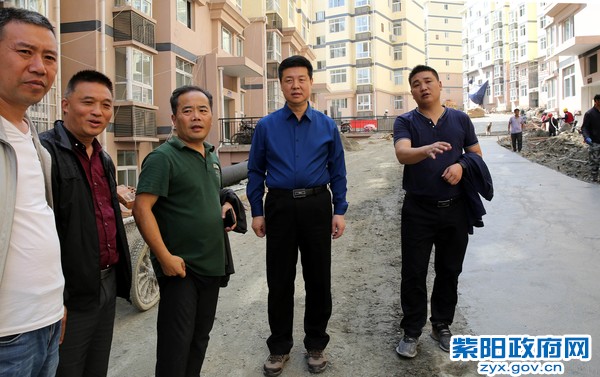 9月25日，在仁和国际搬迁安置社区督战项目建设进度1.jpg