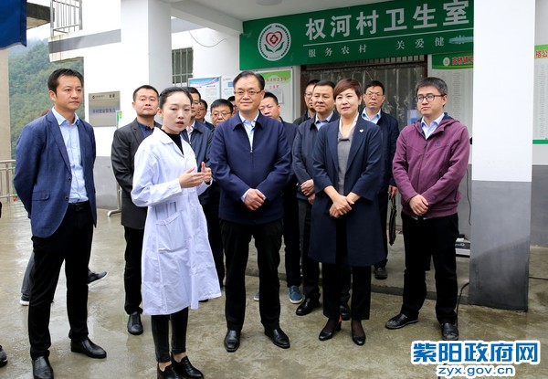 10月11日，陪同中国建设银行行长刘桂平在权河村卫生室考察.jpg