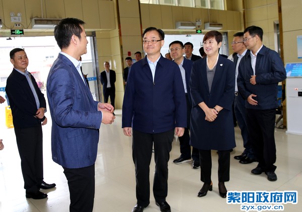 10月11日，陪同中国建设银行行长刘桂平在县医院视察.jpg