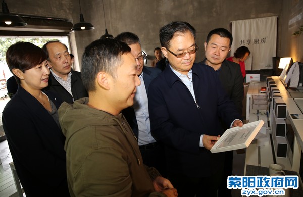 10月11日，陪同中国建设银行行长刘桂平在茶山考察建行“裕农通”运行情况.jpg