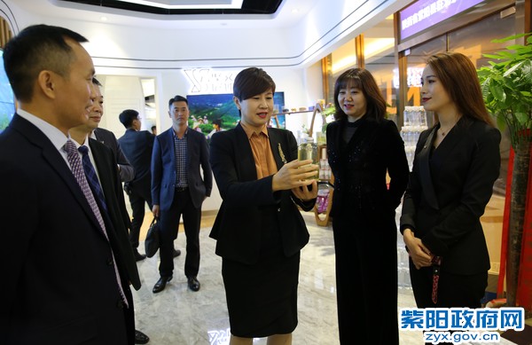 10月21日，视察紫阳富硒农特产品北京体验馆.jpg