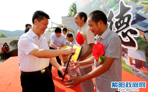 道德模范颁奖.jpg