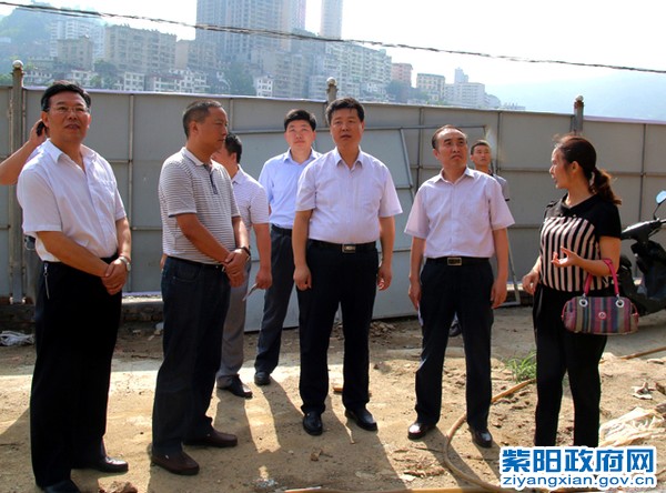 7月16日，赵县长在紫阳三小建设工地视察.jpg