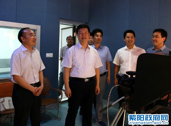7月16日，赵县长在县文广局电视台视察.jpg