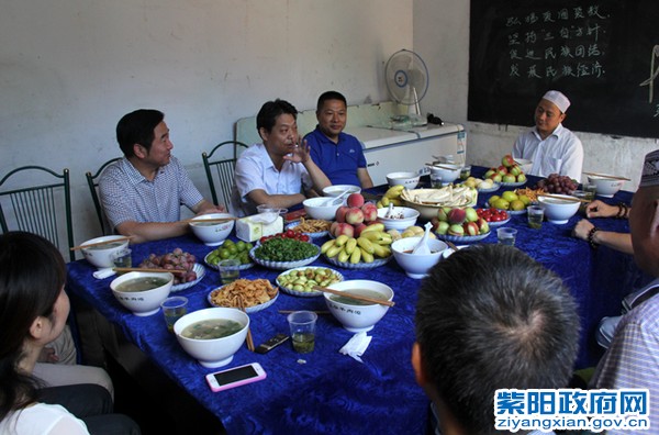 县上领导共庆开斋节.jpg