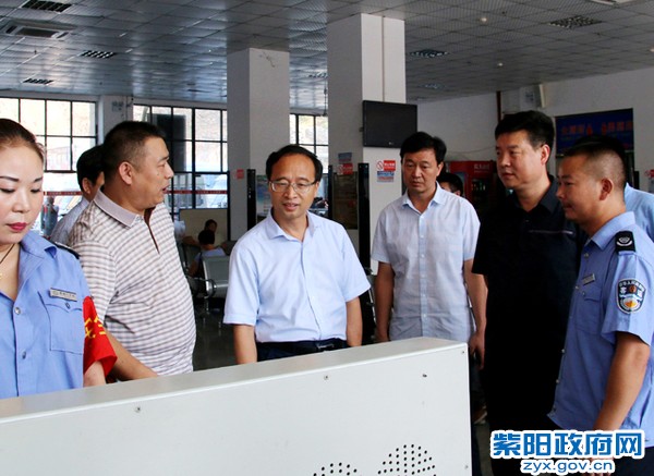 8月31日，陪同副市长鲁琦在高客站检查安全生产工作.jpg