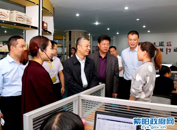 与创业青年交谈.jpg