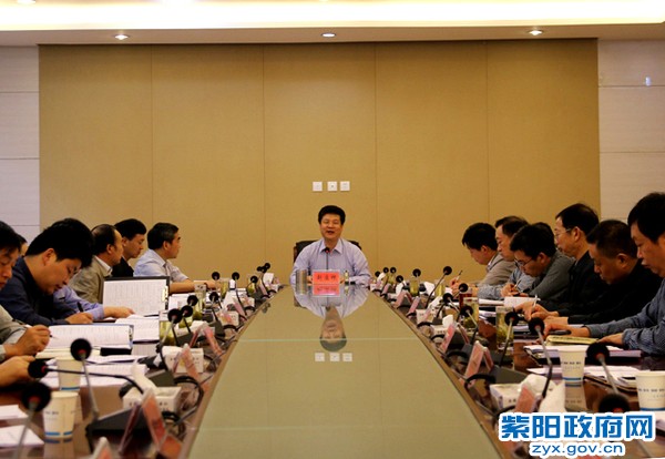 主持召开县政府第七次常务会议.jpg