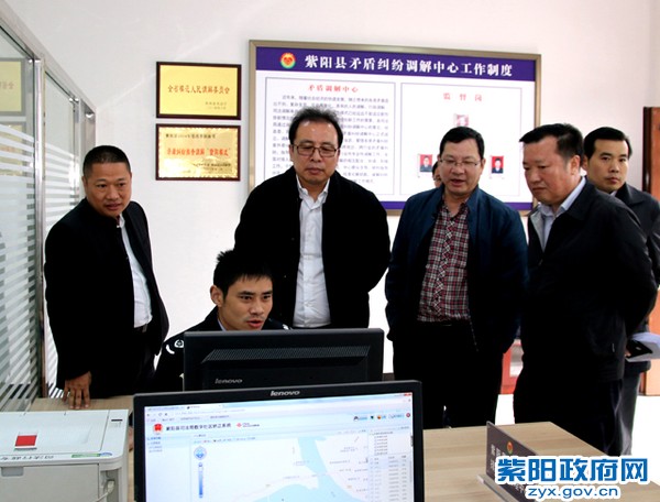 在矛盾纠纷中心调研.jpg