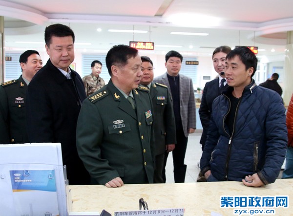 高兴平视察政务服务中心.jpg