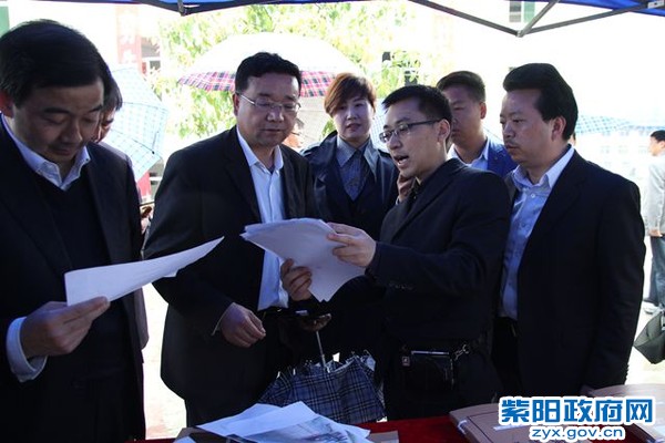 陕南片区产业精准扶贫现场会来紫调研.jpg