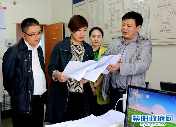 4月29日，在毛坝镇暗访防汛防滑工作0.jpg
