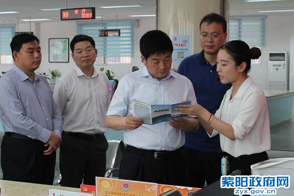 镇安县调研政务服务中心_副本.jpg