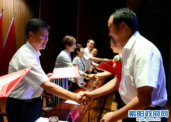 颁奖瞬间.jpg